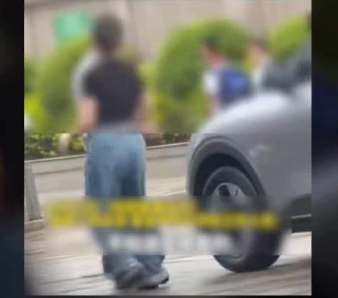 又是大反转？福建女司机脚踢保安被扇大耳光，那个抡圆了胳膊的耳光连带着把很多网友都