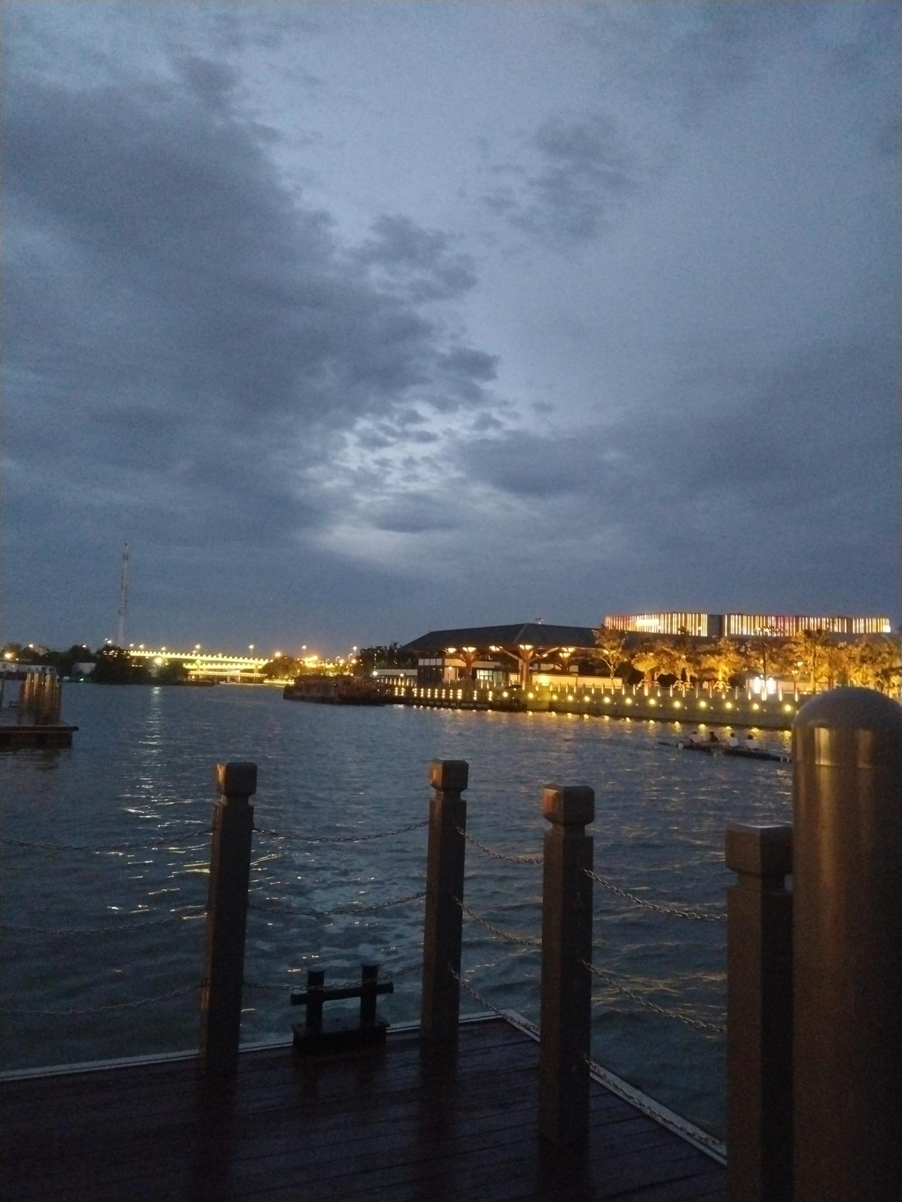 夏季骑电驴不穿雨衣在雨中真的很惬意[笑哭]  不是一次这样了  纯净水 加风刷 
