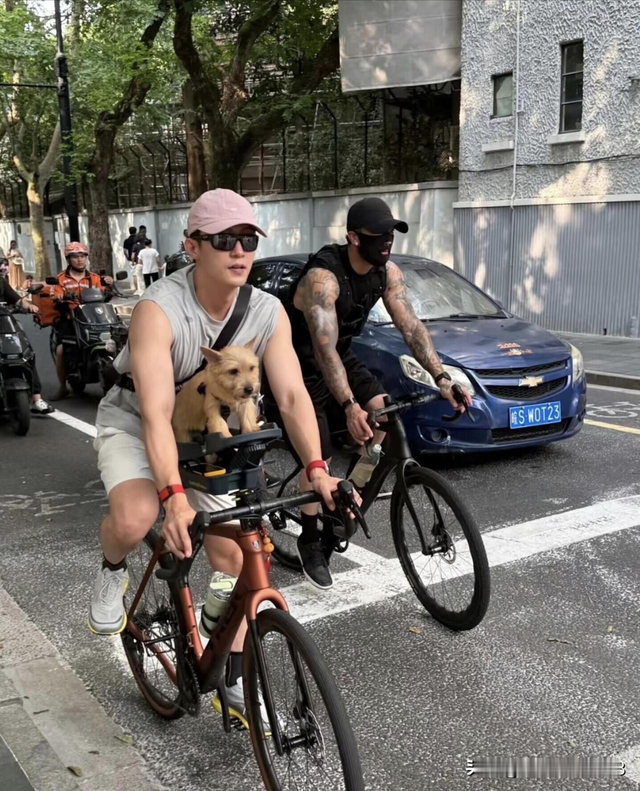 黄景瑜素颜都这么帅气啊，那他再精致化妆，开一下滤镜，岂不是比黄晓明都要帅气了。她