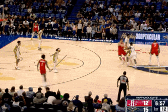 阿门背扣、封盖后反击，两位名嘴盛赞“外星人”！
北京时间12月19日，火箭与鹈鹕