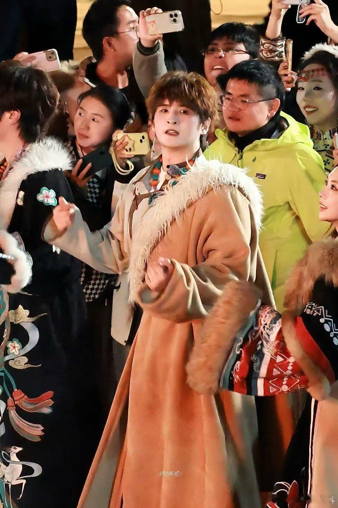 张远句句有回应 谁还没见过张远“秒接话”的可爱样？kpl舞台上一句“听到了”超及