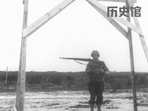 下图是无后坐力炮和步枪后坐力大小的演示动画，可以看到无后坐力炮的后坐力是要远远小