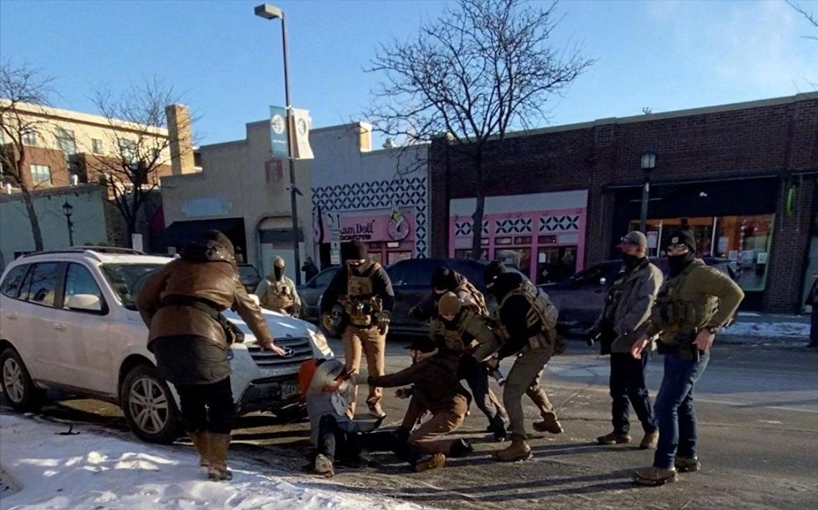 ICE再次当街枪毙美国公民，奥巴马和克林顿发声，矛头直指特朗普

当地时间1月2