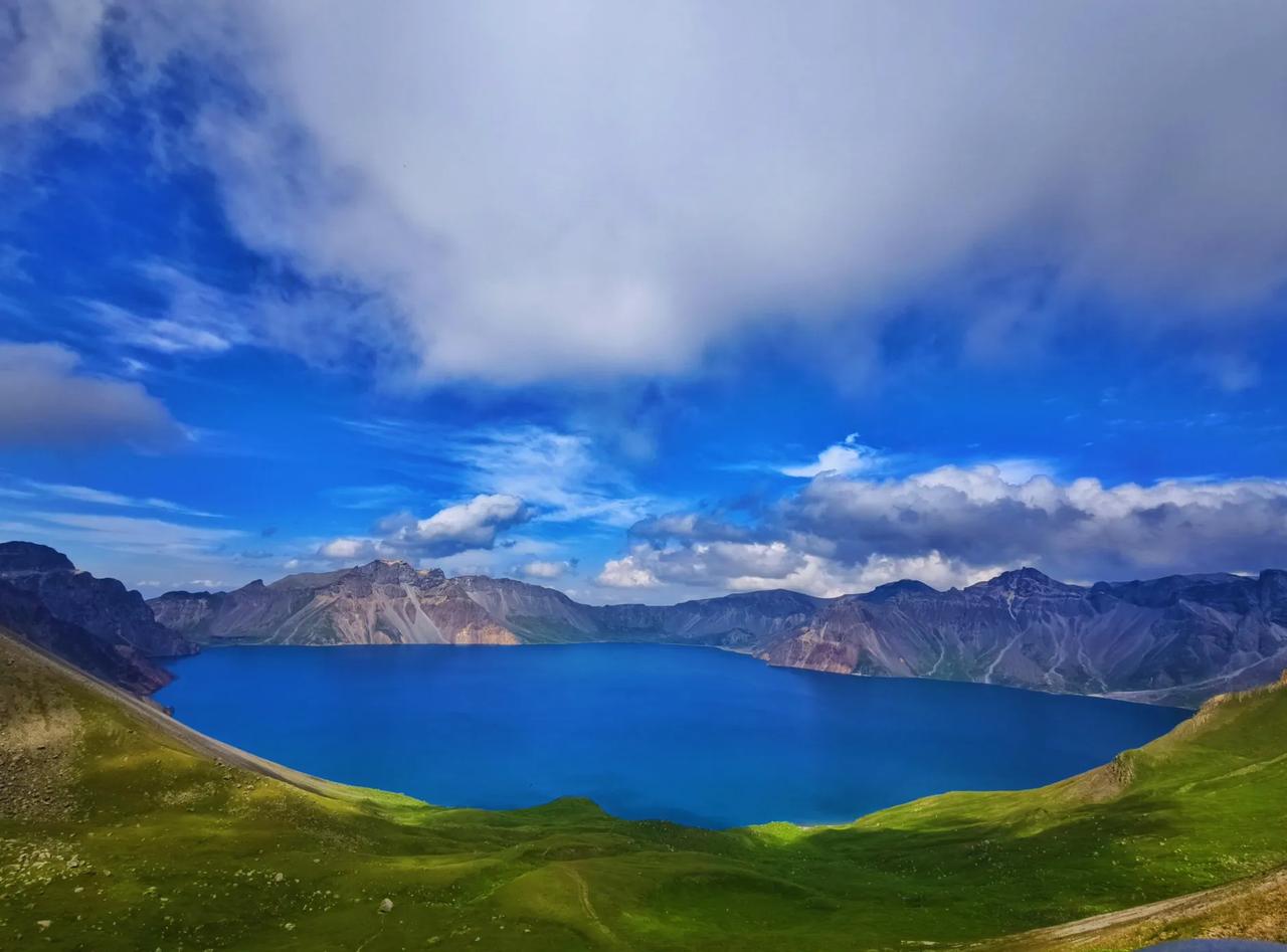 长白山西坡天池！

今天天气美极了，不冷不热，爬1400台阶没觉得累，欣赏着草地