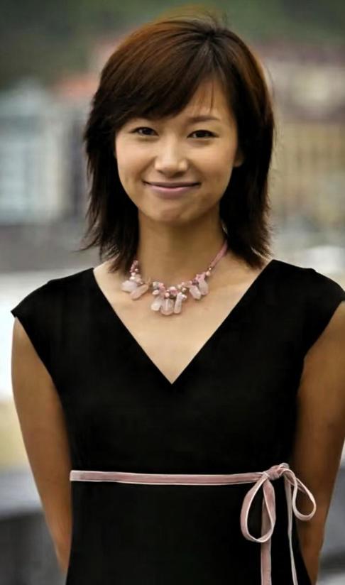 徐静蕾在洛杉矶的近况，看得人心里五味杂陈。51岁了，在海外住了快十年，把老爸老妈