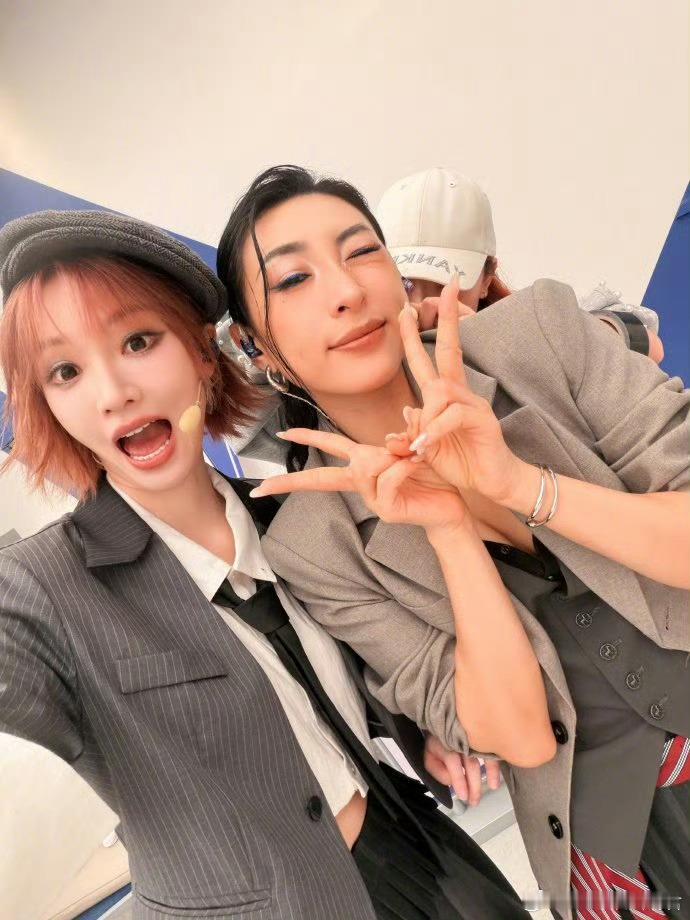 黄灿灿随机掉落一些蒸蛋黄 蒸蛋黄这个组合名，谐音梗玩得妙，三人的化学反应也妙。黄