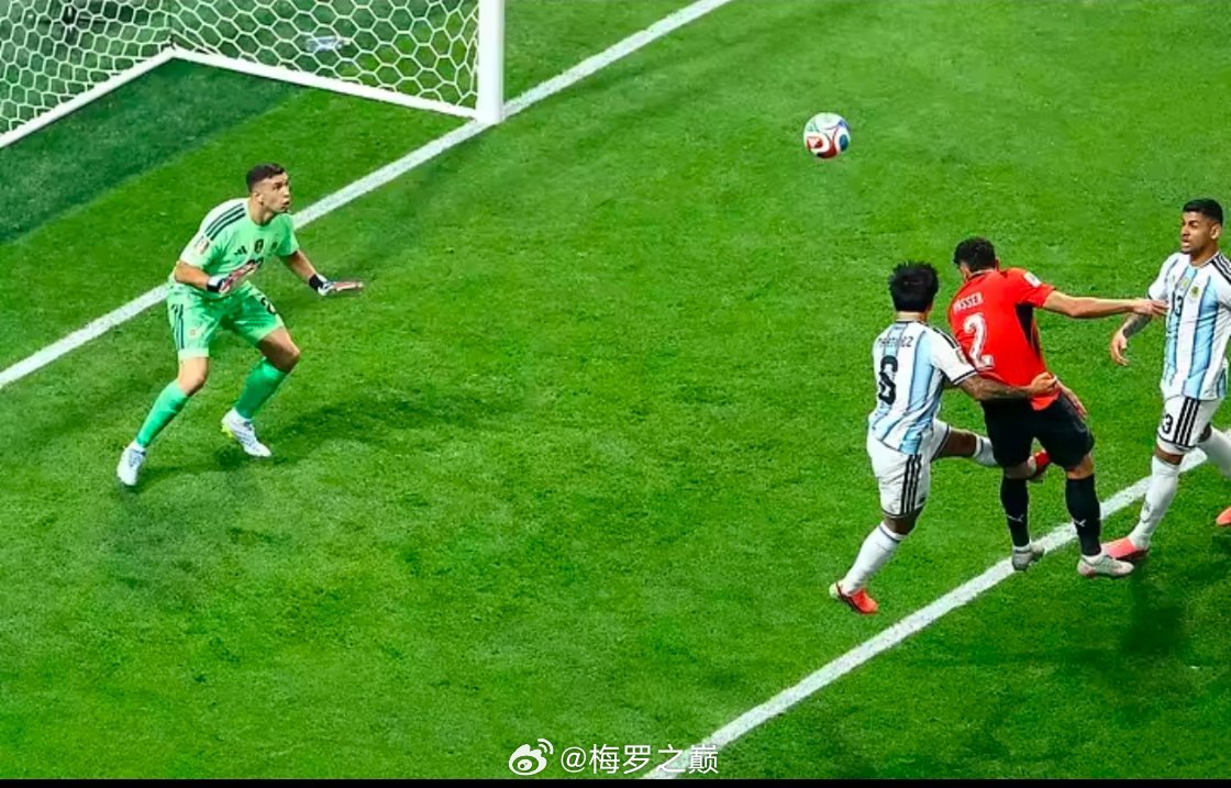 美加墨世界杯1/8决赛，阿根廷3-2逆转埃及晋级8强。上半场比赛，阿根廷0-1落