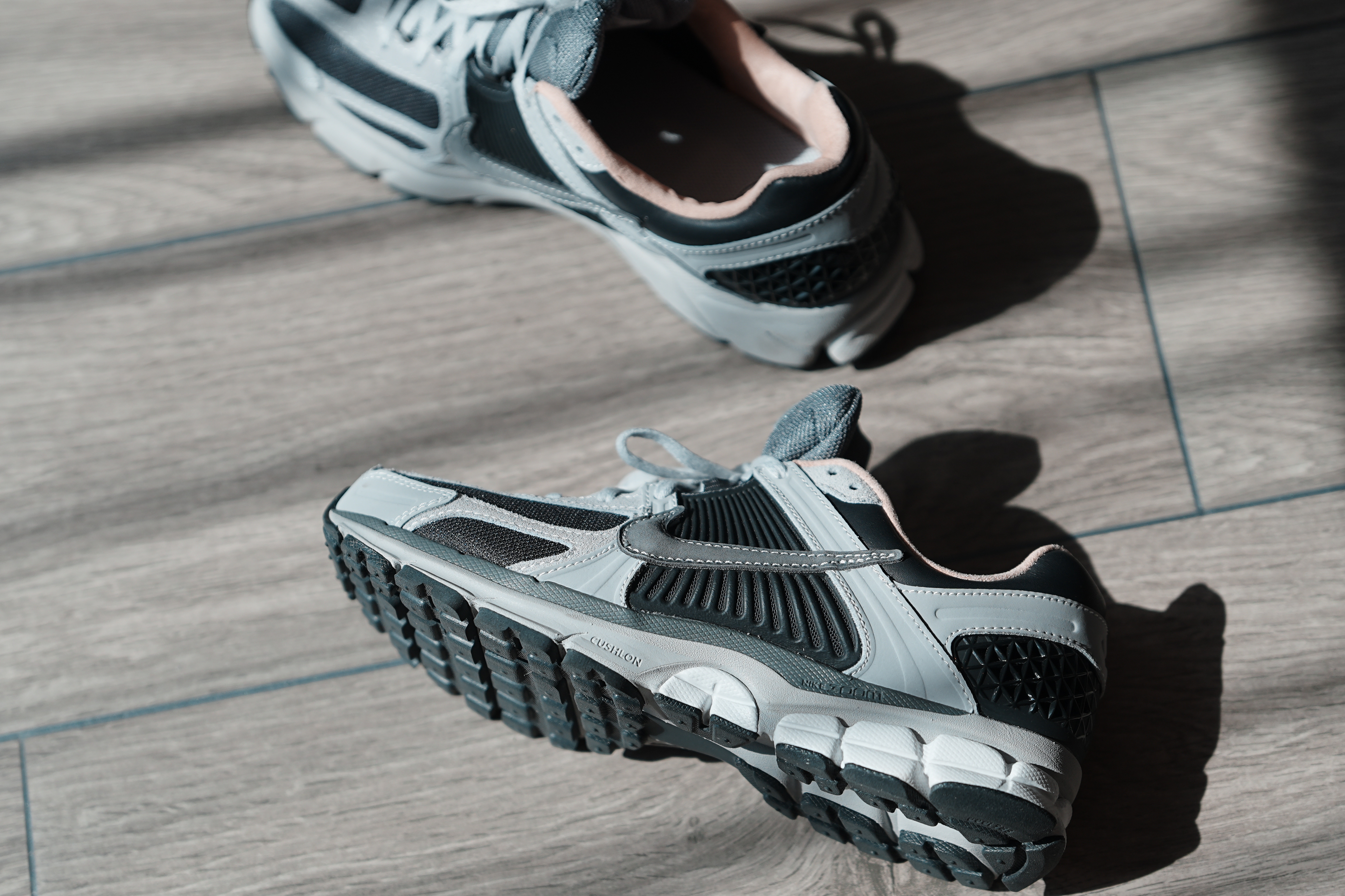 nike vomero5 暗烟灰超绝质感，为数不多我认为在同类鞋型里在设计层面可