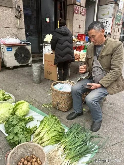 现在上城的农民是越来越多了，城里好玩的东西多啊。东玩玩，西逛逛。快活是快活，问题