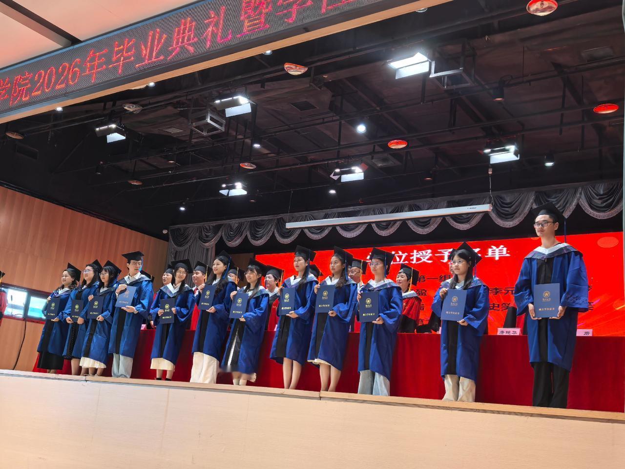 毕业典礼现场 师生情