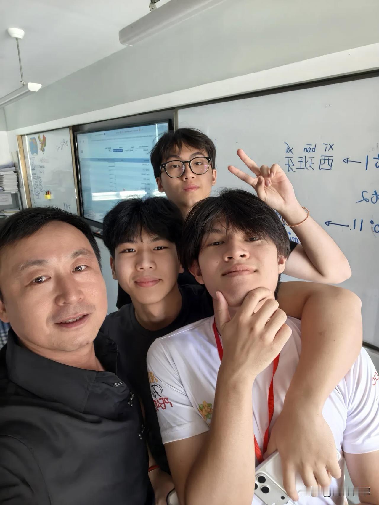 一年又一年，又送走了一批高三毕业生。学生们毕业后，回学校来取毕业证书。然后来到我