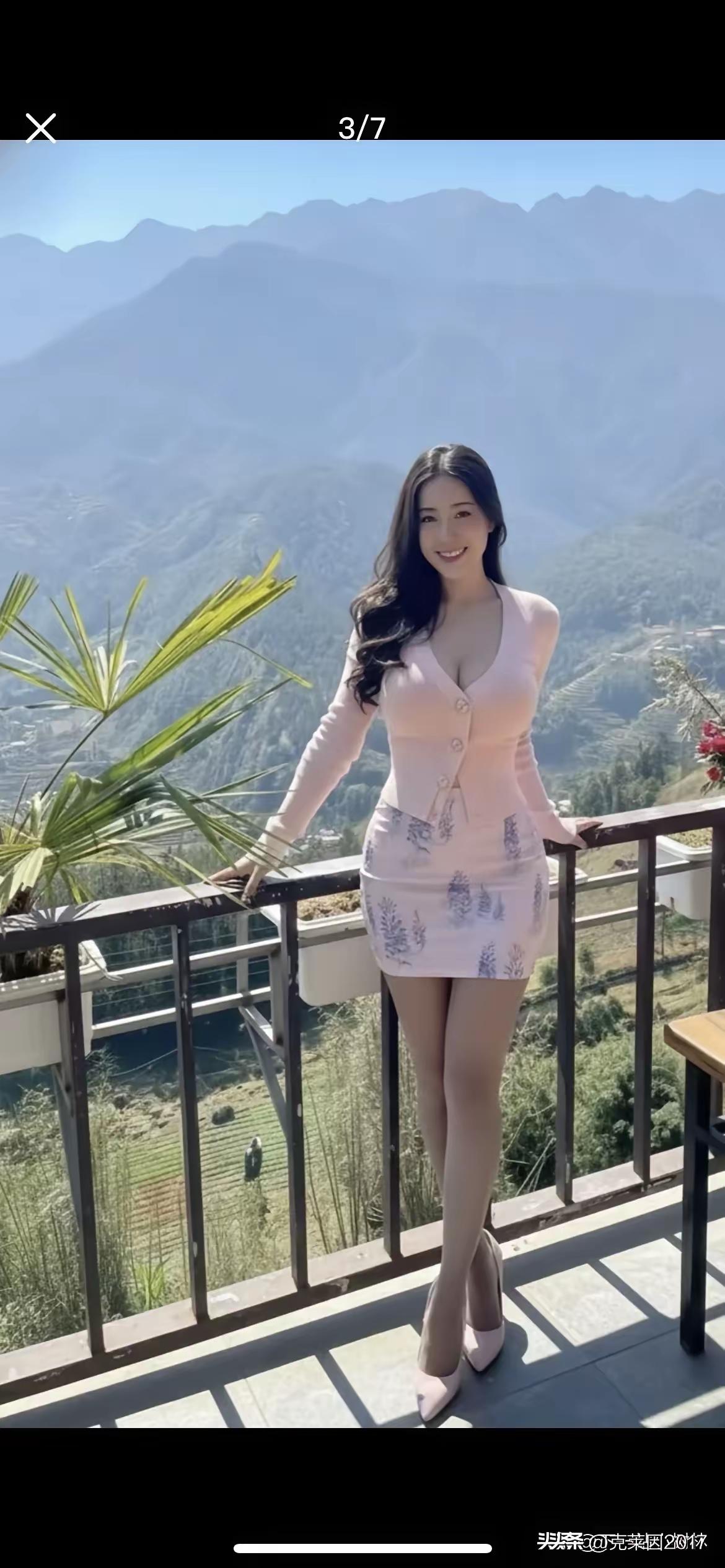 阳光下的甜美少女，与山景相映成趣