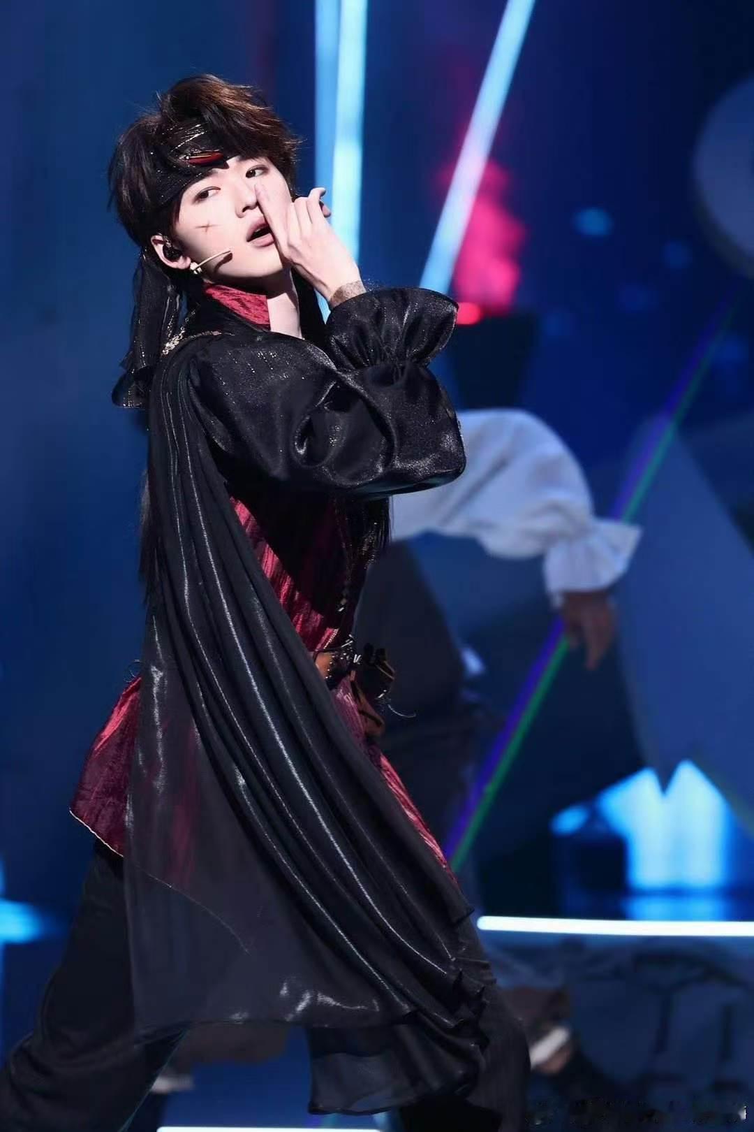宋亚轩回忆中戏汇演头套掉了 没想到这么社死的场面，被宋亚轩讲出来这么可爱！虽然当