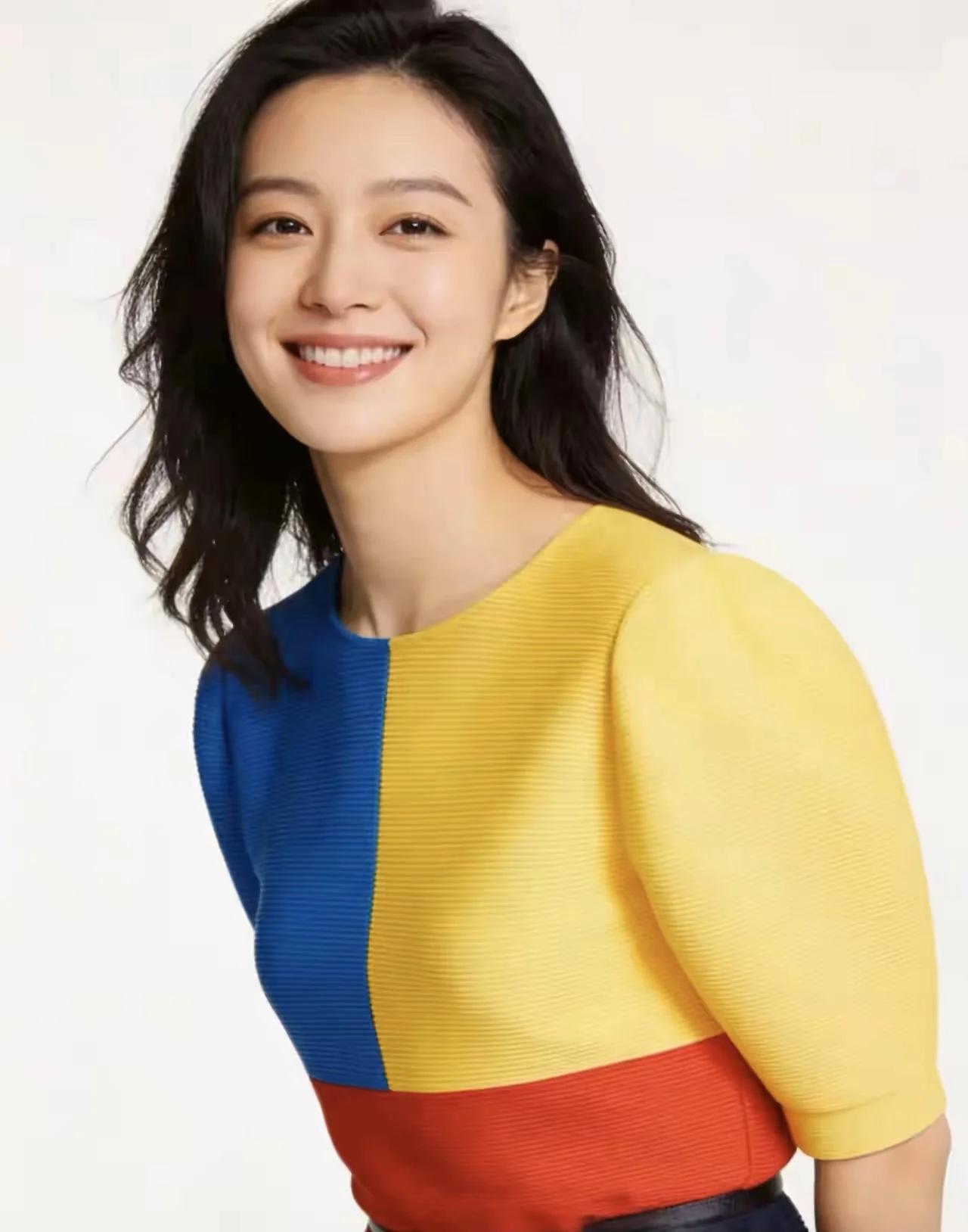 开始喜欢情深义重的人，后来我喜欢智慧的人，再后来我感动于心怀慈悲的人。现在，我还