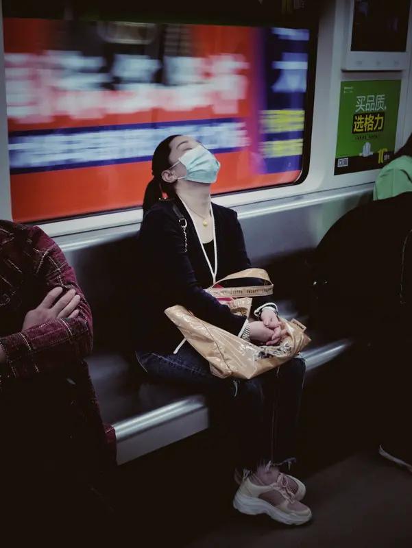 现在社会最缺啥？我觉得缺的东西还不少。
首先是安全感。生活节奏快，工作、人际、未