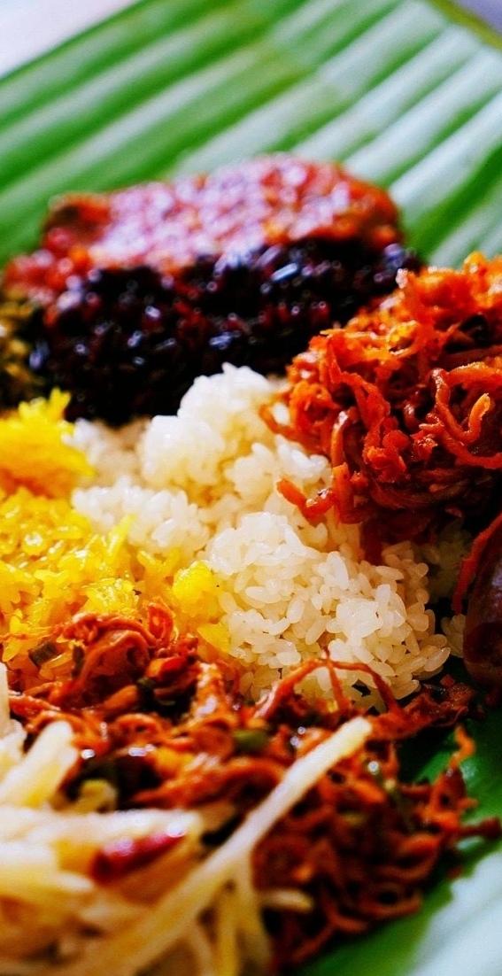 中国🇨🇳
西双版纳•景洪糯米饭➕烤肉🍖
糯米蒸得软糯🍚配烤五花肉🍖手撕