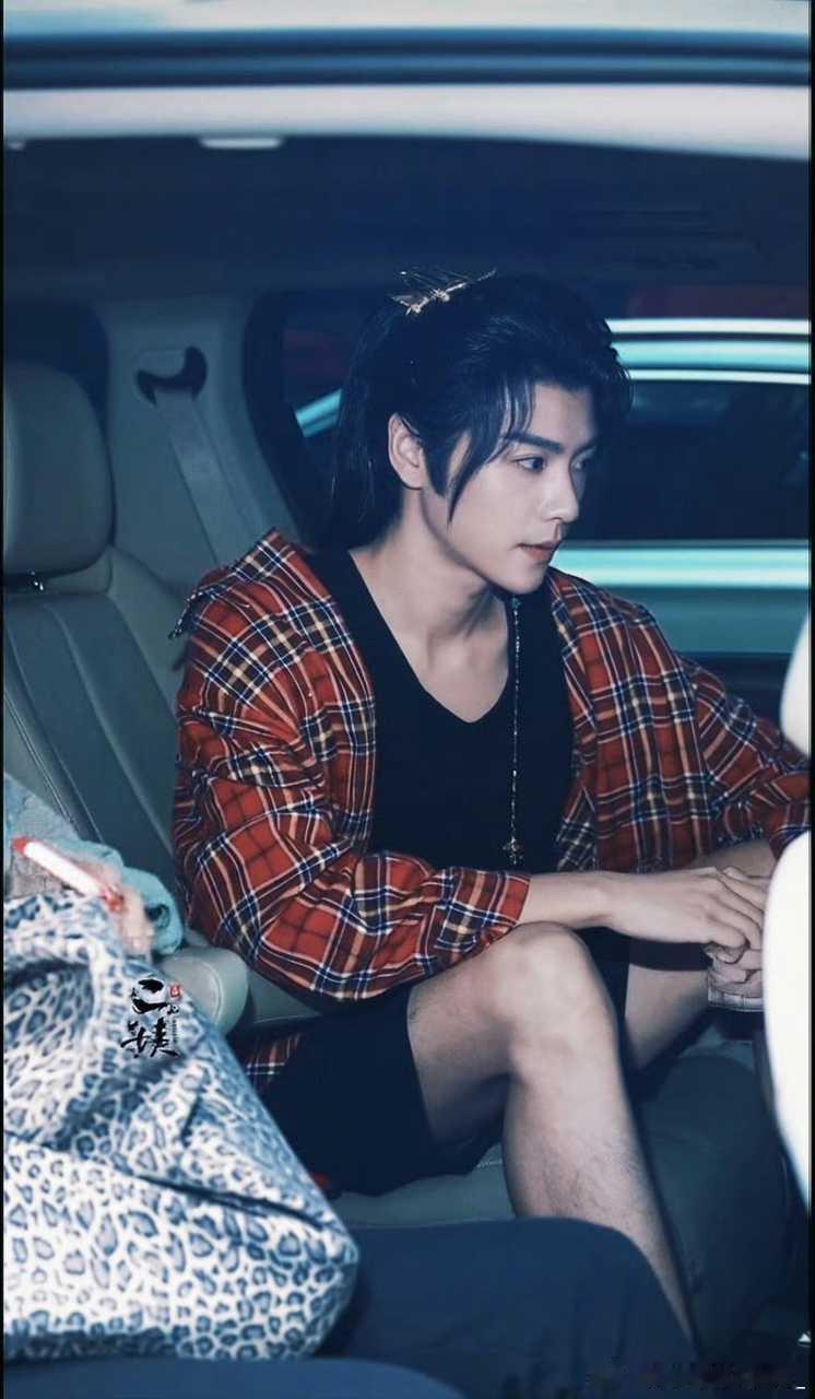 这个错世录的造型真的好帅好帅，好配肖宇梁那张帅气的脸。果然，哥哥无论弄什么造型都