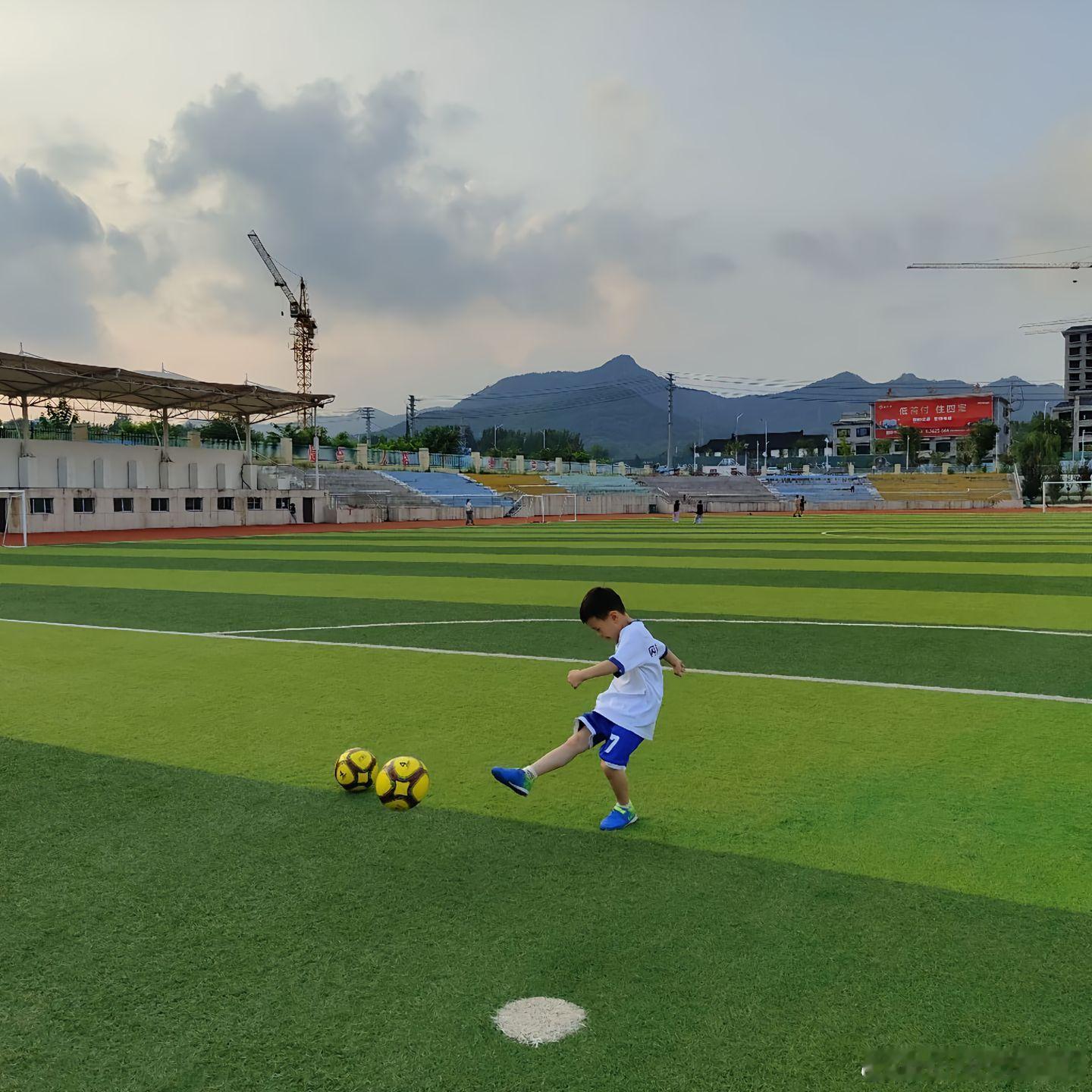 中国足球青训该如何搞基本功➕实战场，脚下的行动大于嘴上的行动比什么都有用。 