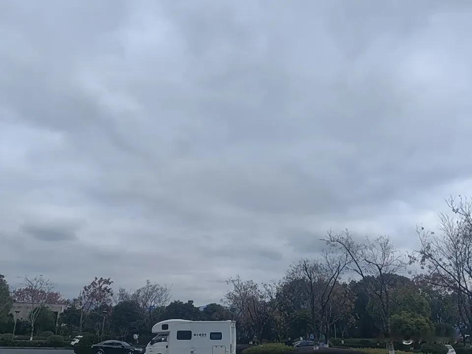 大家吃馄饨是自己包还是买现成的? 吃馄饨是自己包还是买现成的，这事儿得看情况。要