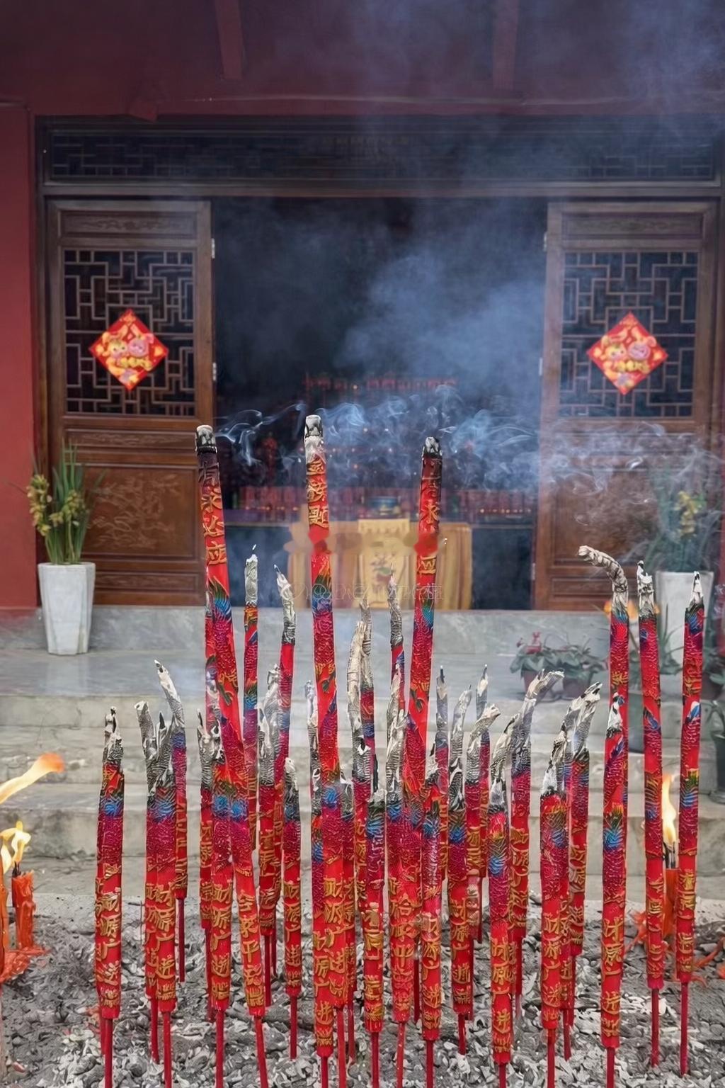 九皇盛会期间，有“福从静中养，运从善中来”的吉意。别急着求大财，大喜，先把眼前的