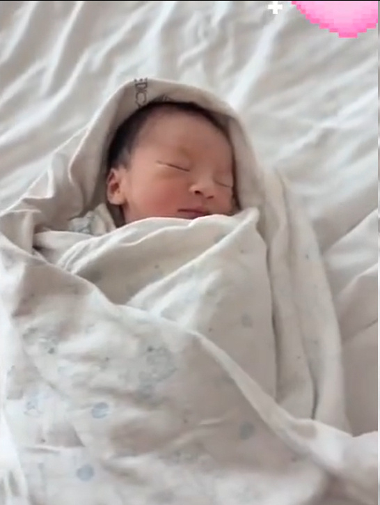 马筱梅得子马筱梅分享儿子正脸照 马筱梅晒出儿子正脸照。 