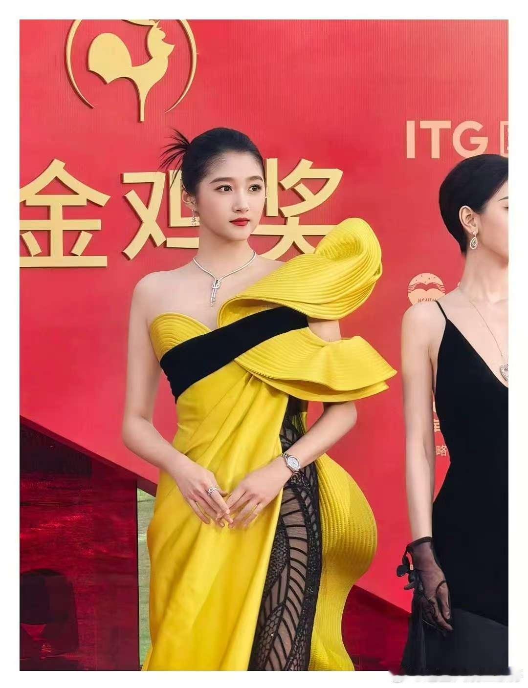 红毯还得是关晓彤！工作室你配享太庙，我们家孩子就适合这样的妆造！红毯表现力绝绝子