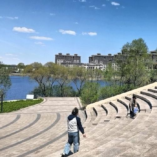 在小区的业主群里
经常可以看到这样的信息
我的老妈妈
能够自理
因为年纪大了
需
