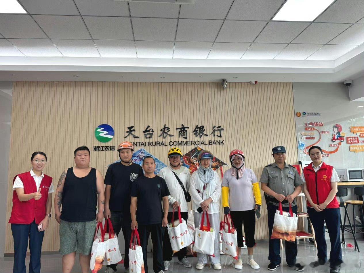 台州暖新服务守护户外劳动者整个夏天 近日，台州天台平桥镇开展爱心公益惠民活动，把