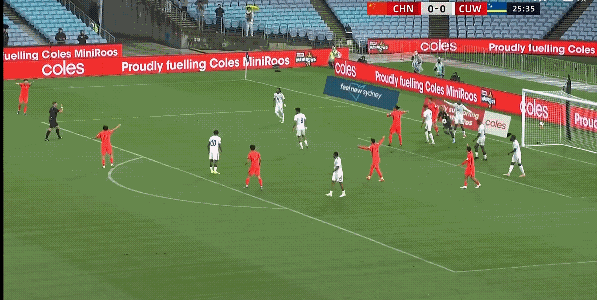 主裁判眼神挺好，这么远距离，而且能够看出轻微触碰，然后判罚给中国队一个禁区内间接