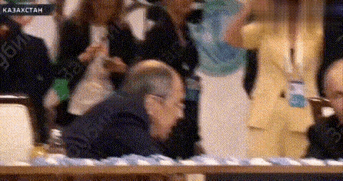 如果不是看到普京像个俗人一样“偷吃”零食，我很难想象，这样一个杀伐果断的强人也有