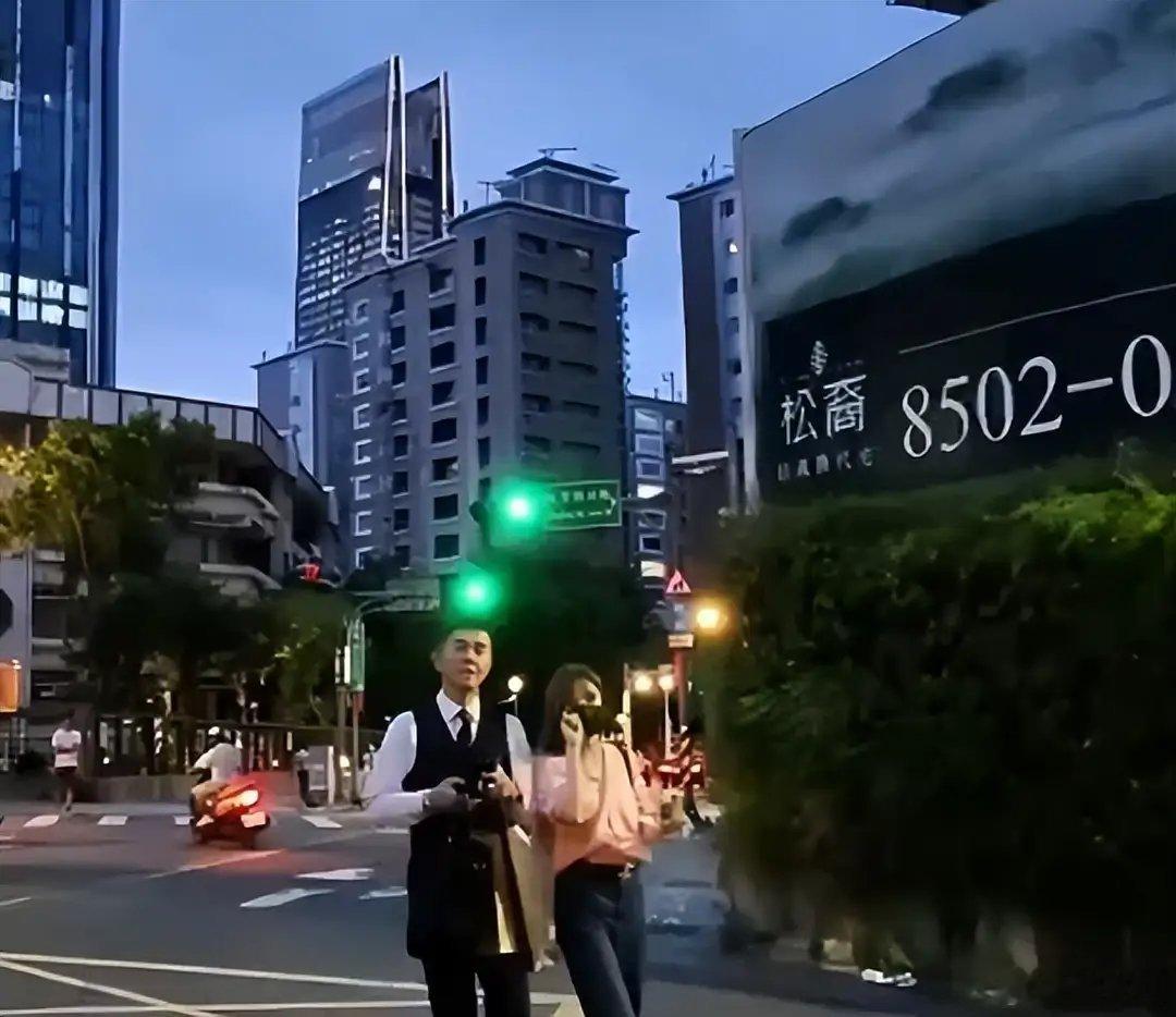 台媒曝王心凌与神秘平头男约会曝疑似王心凌新恋情俩人看着好亲密，一看关系就不一般 