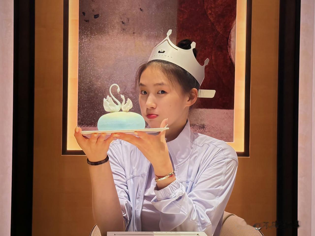 据上海人社局12月16日文件：樊振东、陈芋汐、覃海洋、掌敏洁等运动员被给予记大功