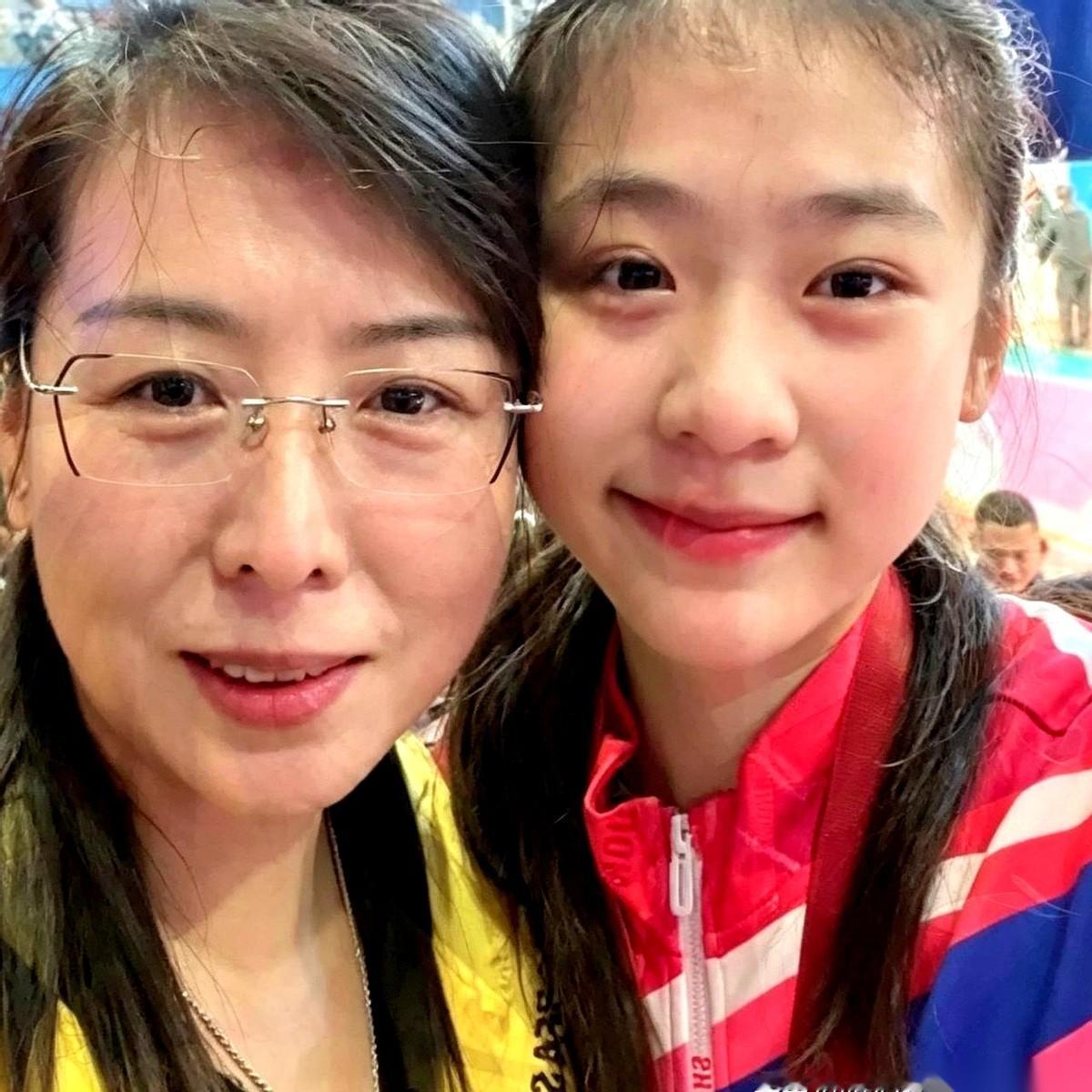15岁，连中考都还没经历的年纪，人家小姑娘已经拎着包，单枪匹马杀到上海滩去闯荡职