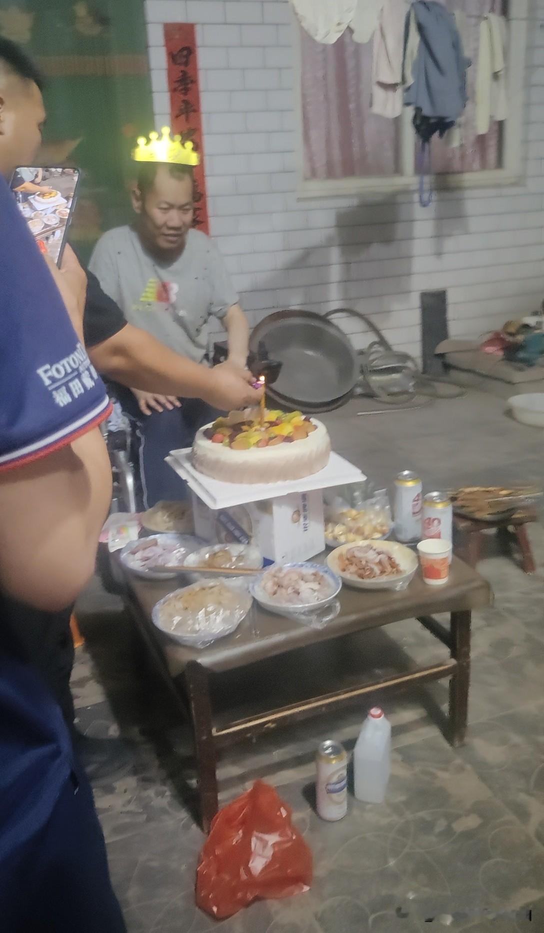 今天正陪着老公在街门口坐着说话，朋友提着蛋糕来了，朋友把二红推到院子里，此时的我