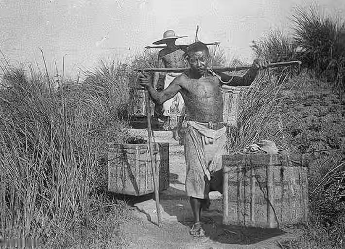 1934年，数千名红军将士陷入了生死关头的绝境。敌人的包围如同乌云密布，弹药逐渐