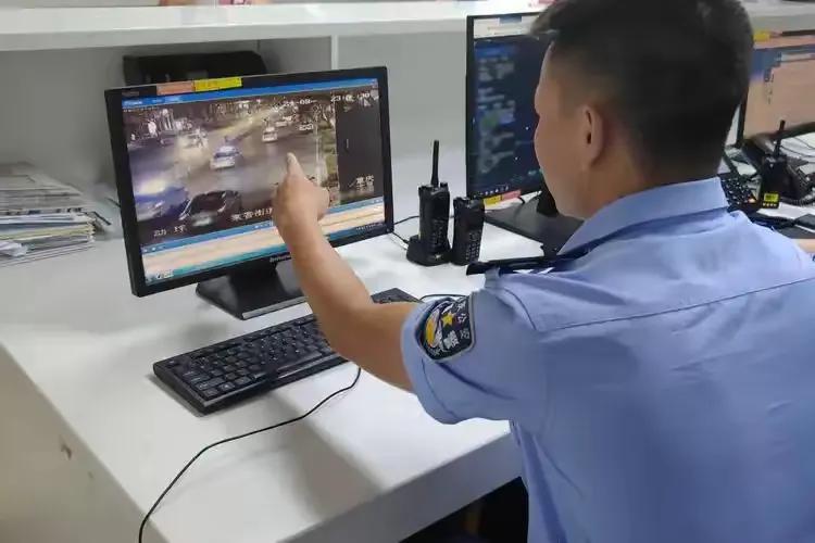 一个50岁男人，把刀挥向了相识的女人。

8月30日，山西保德县，光头、黑色半袖