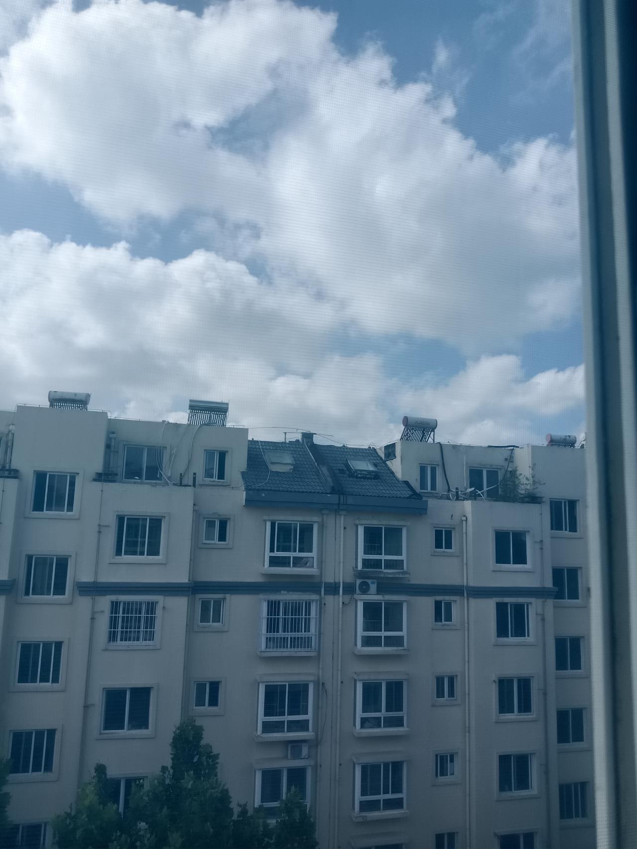 今天老公的老牌友又打电话了，只说让老公过去一趟具体也没说啥，我说你就去吧，总挂掉