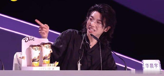 谁懂啊！总决赛把何老师的笑容焊死又拆走了！前一秒打趣那英华晨宇争执超轻松，下一秒