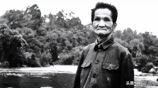 1947年冬，山东一户农家的女主人，将一些吃的递给门前的乞丐，乞丐没有接，开口的