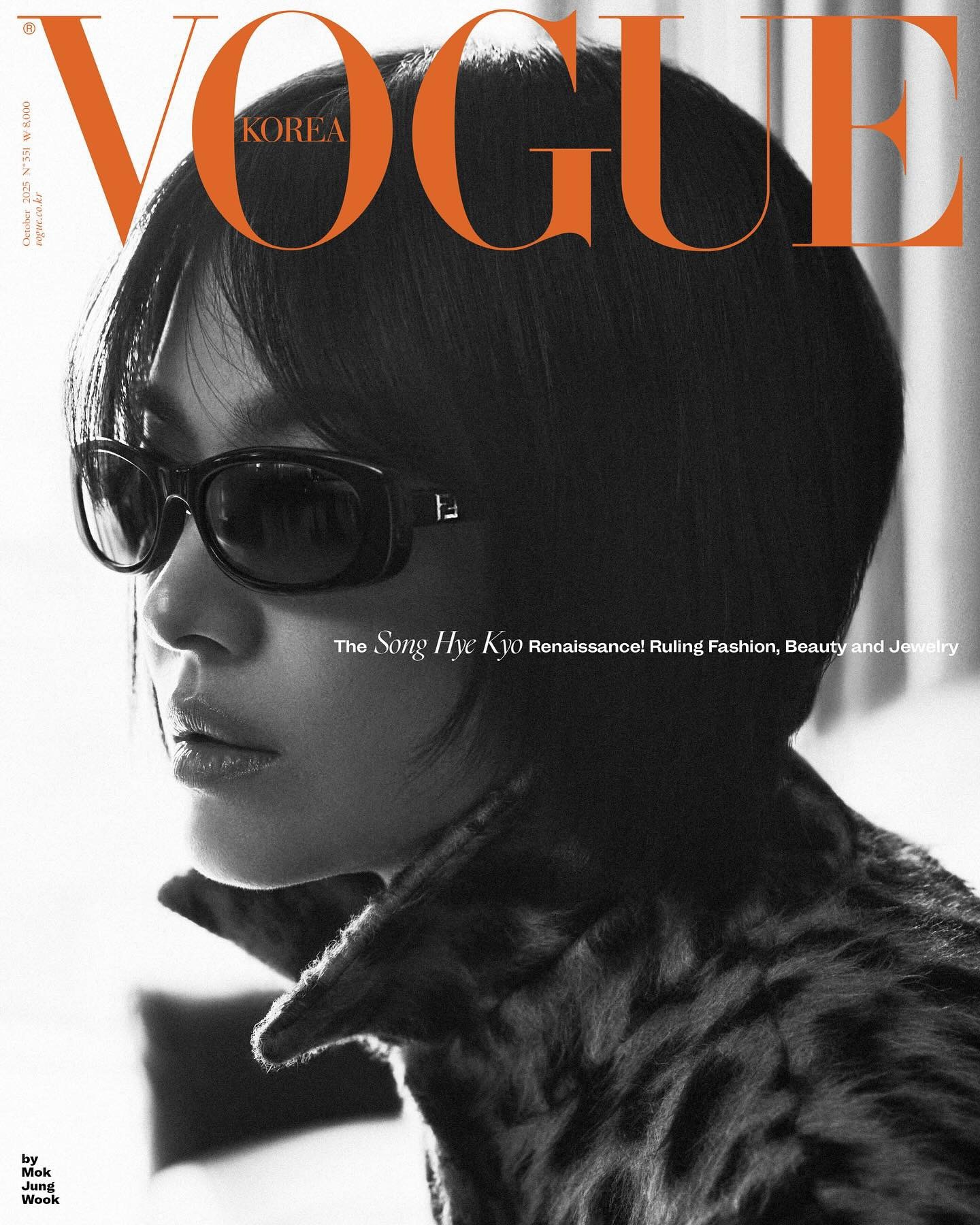 六封面登场 ！来自韩版 VOGUE 十月新刊 ，迎来宋慧乔的第六次封面亮相 ，持