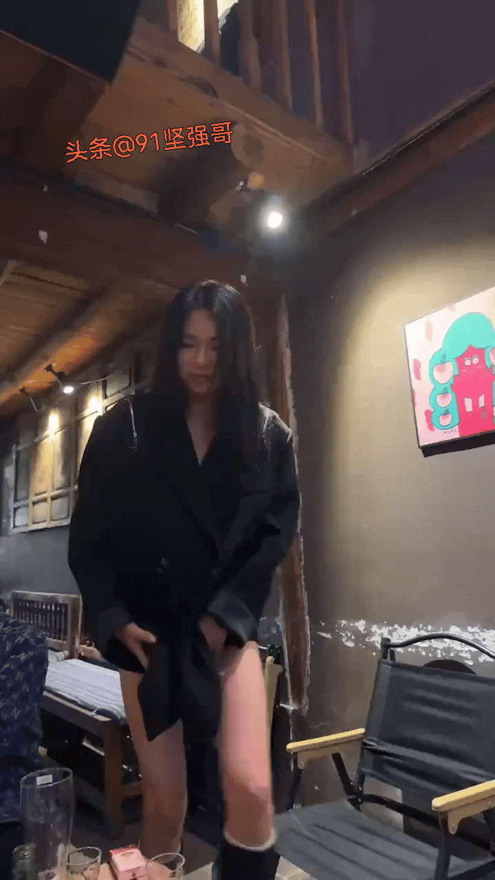 看来真的喝了不少！连个椅子都坐不上去……