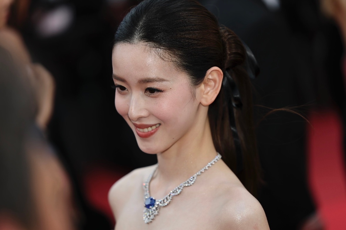 她的面相、气质给人一种很官方很正式的感觉。 