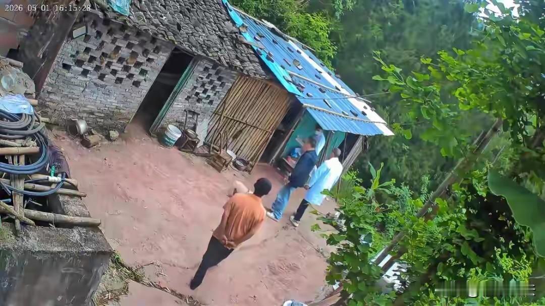 “见死不救？”重庆，73岁老人和家人闹矛盾喝下农药，家属说：急救人员连门都没进，