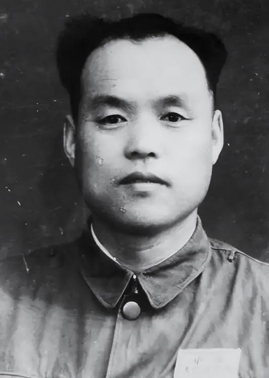 1935年，他被开除党籍，戴着手铐走完长征，开国大典前，毛主席问他：“你为何不来