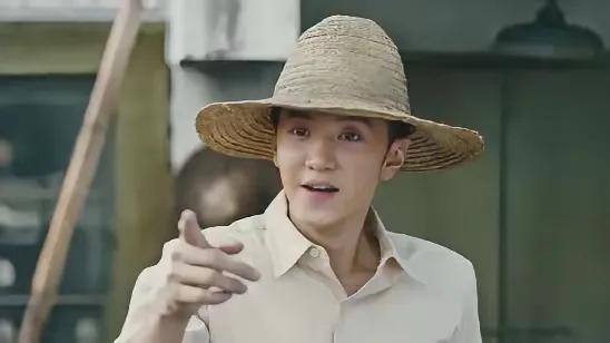 他为《暗夜与黎明》做出了巨大的牺牲，脏的臭的他都干！看他长得白白净净的，而且还是