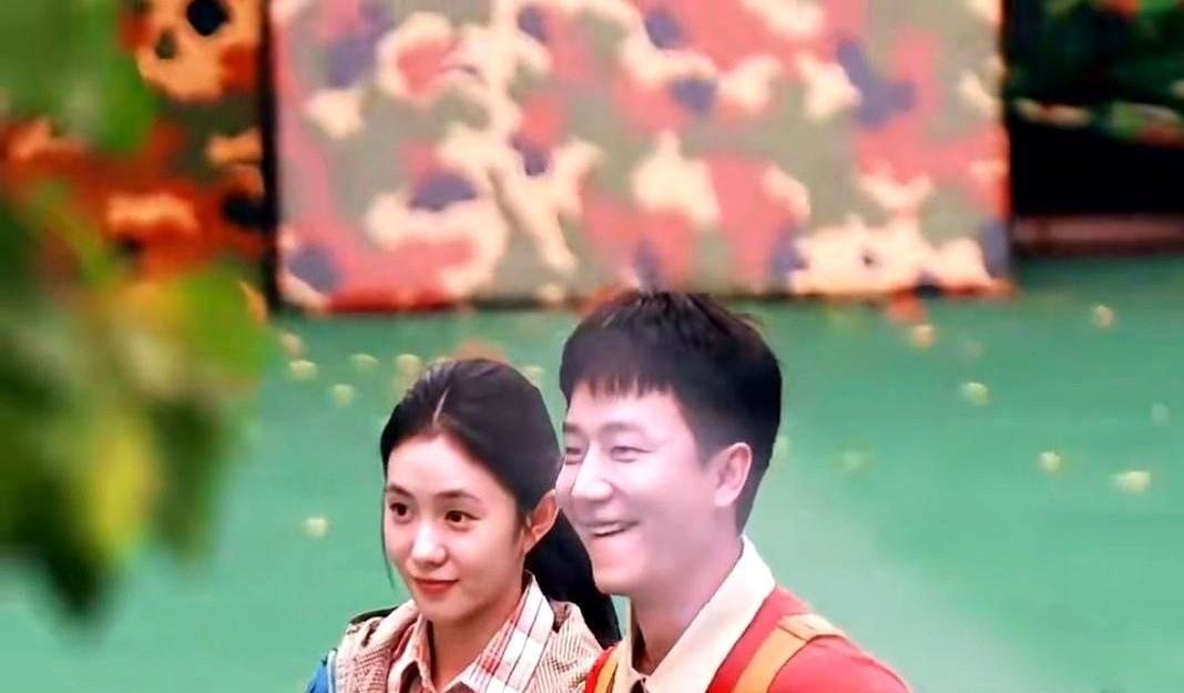 黄轩演的赵长生，脑子被炮弹炸回了老家，记不得自己是谁，却记得糖纸包的子弹。
刘浩