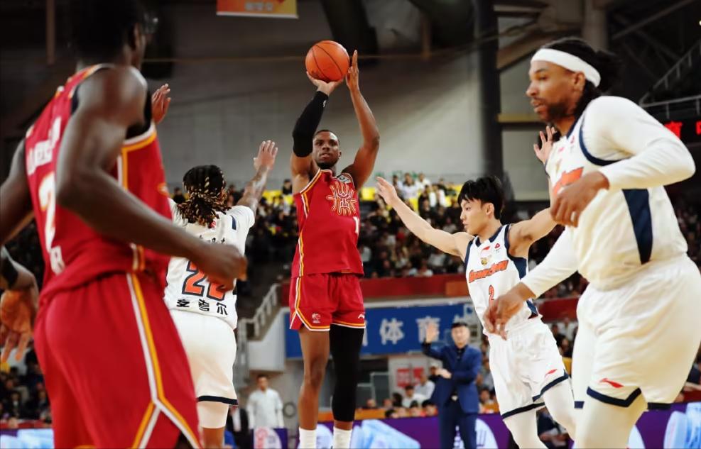 山西男篮外援迪亚洛遭遇停赛处罚！在刚刚结束的比赛中，这位外援再次吃到技术犯规，个