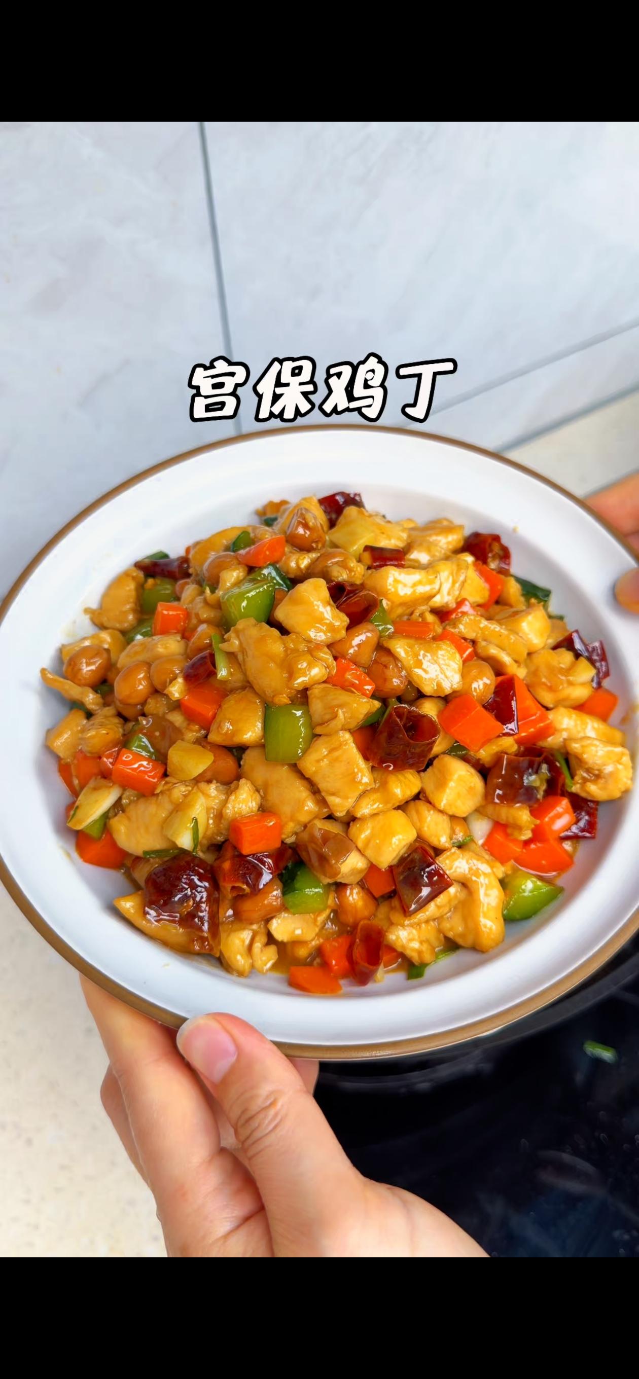 1️⃣鸡胸肉切丁，加适量盐、胡椒粉、红薯淀粉、生抽抓匀，腌制10分钟左右（让鸡肉