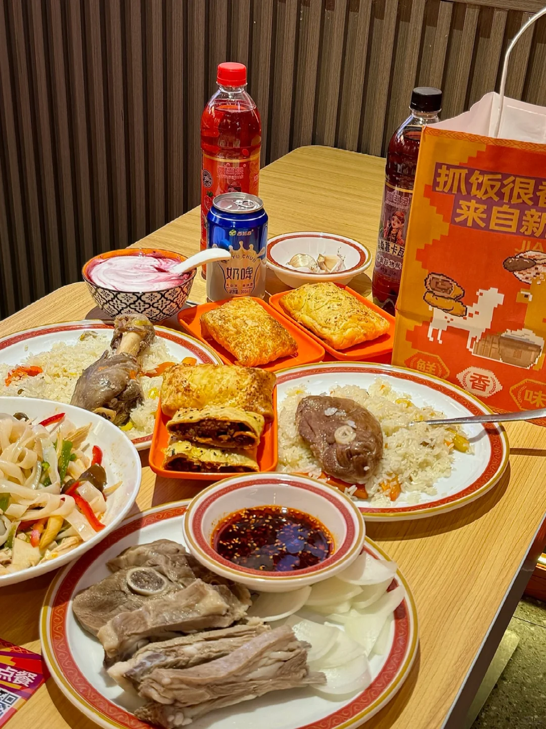 不用去新疆…在自贡也能吃上羊肉手抓饭啦！！