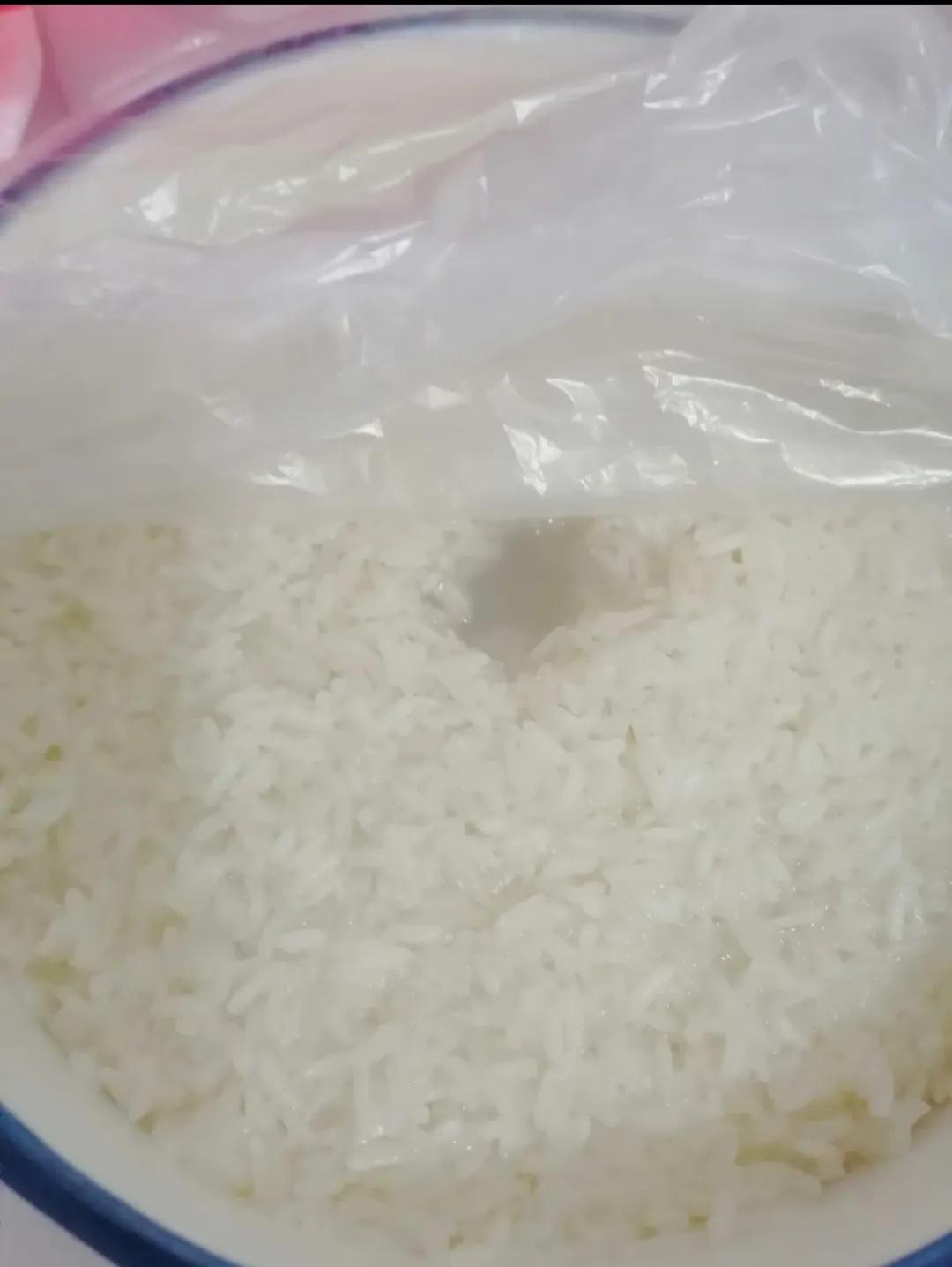 浪费了上百斤的糯米才总结来的做米酒经验，我终于掌握了做米酒成功的关键——用矿泉水
